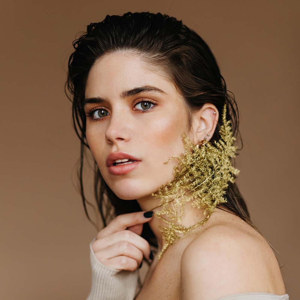 indoor-photo-of-inspired-european-lady-with-plant